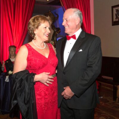 Firefly_Crea la imagen de una pareja de hombre y mujer de 50 años, vestidos para una noche de 115773